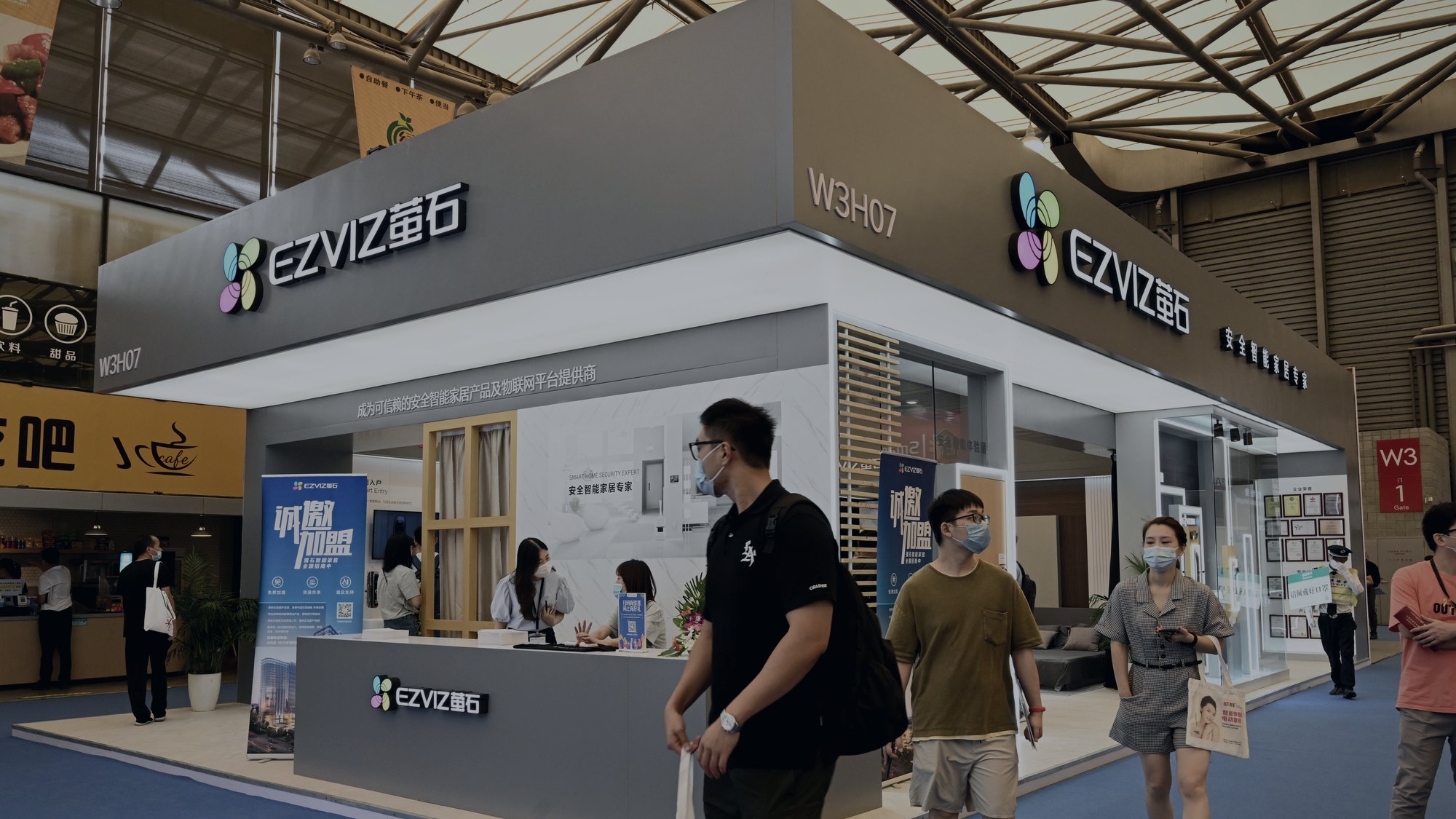 萤石智能家居展现场 · 企业级安防集成实景